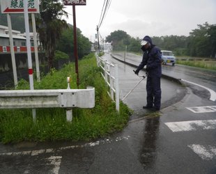 (有)岡本シンホウ産業周辺の除草作業ボランティアを行いました。