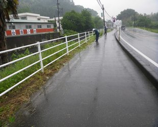 (有)岡本シンホウ産業周辺の除草作業ボランティアを行いました。