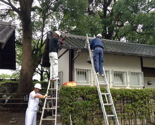 瓦組合による熊本城内のトイレの屋根の清掃を行いました。