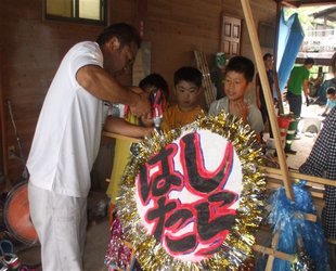 毎年恒例の案山子＆神輿作りです。