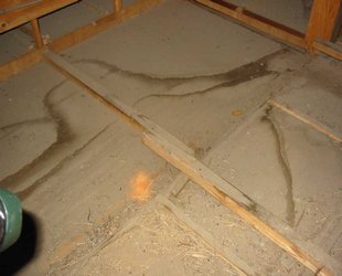 雨漏れによる屋根の補修を行いました