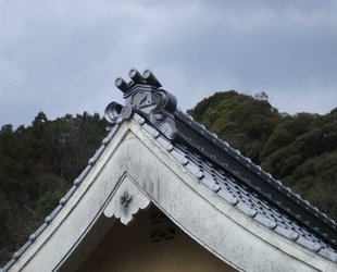 社寺・伝統建築の瓦屋根工事、同町の○○寺の納骨堂改修(葺き替え)工事