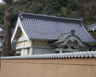 社寺・伝統建築の瓦屋根工事、同町の○○寺の納骨堂改修(葺き替え)工事